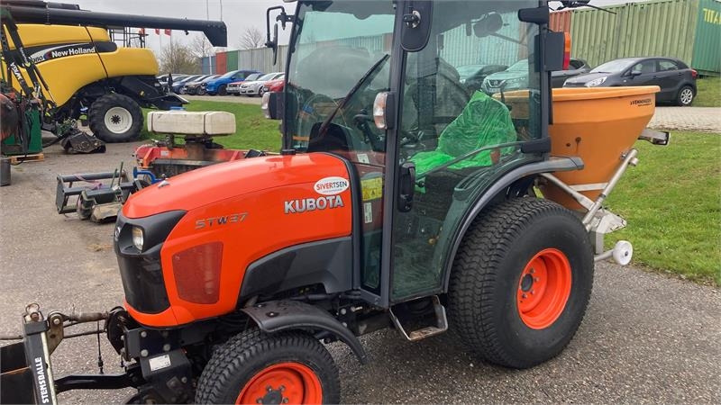Kubota STW37 Kompakttraktor - Kommunaltraktor: das Bild 1 Kubota STW37 Kompakttraktor - Kommunaltraktor: das Bild 1