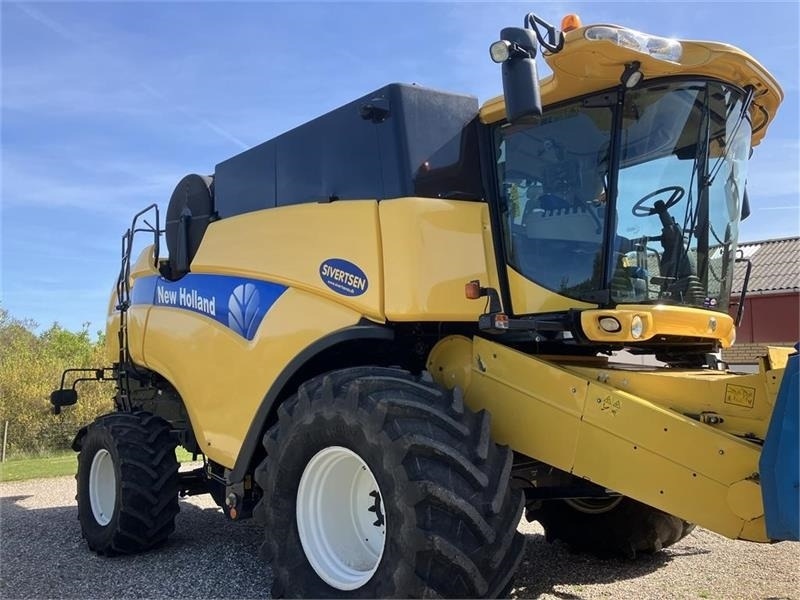New Holland CX 8080 SLH - Mähdrescher: das Bild 2 New Holland CX 8080 SLH - Mähdrescher: das Bild 2
