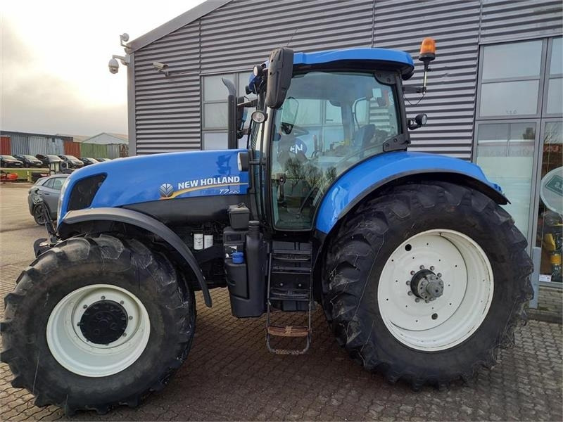 New Holland T7.220 - Traktor: das Bild 2 New Holland T7.220 - Traktor: das Bild 2