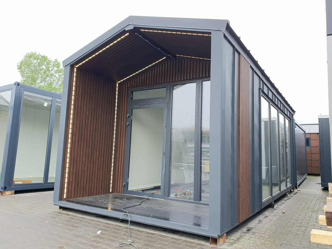 IDEX Premium Commercial Container Unit – Modern, Durable & Ready to Customize! Container with Terrace - Wohncontainer: das Bild 1 IDEX Premium Commercial Container Unit – Modern, Durable & Ready to Customize! Container with Terrace - Wohncontainer: das Bild 1