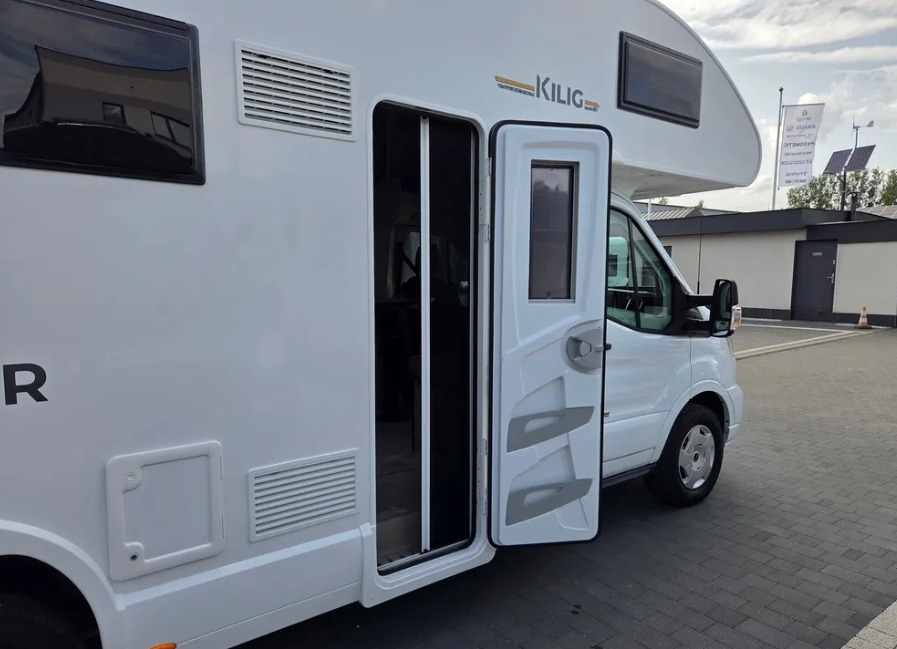 RIMOR Rimor KILIG 695 NEW Retrofitted 5-Passenger Winterized Camera Navigation - Camper Van: das Bild 5 RIMOR Rimor KILIG 695 NEW Retrofitted 5-Passenger Winterized Camera Navigation - Camper Van: das Bild 5