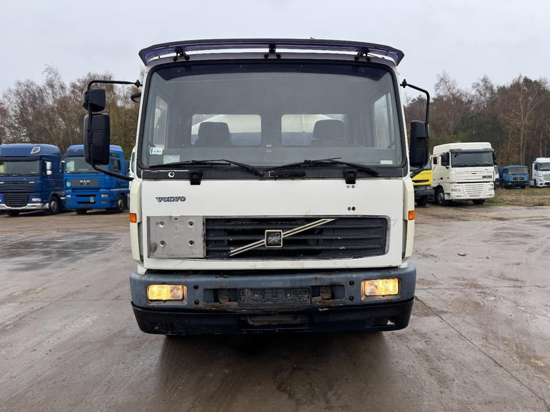 Volvo FL 6 - 220 (11000 L / 2 COMPARTMENTS / 18 TON / MANUAL GEARBOX / PERFECT) - Tankwagen: das Bild 2 Volvo FL 6 - 220 (11000 L / 2 COMPARTMENTS / 18 TON / MANUAL GEARBOX / PERFECT) - Tankwagen: das Bild 2