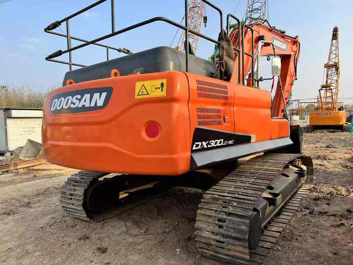 Used Digger DOOSAN DX300 Construction Machinery Construction Digger Used DOOSAN DX300 Cheap Excavator - Kettenbagger: das Bild 3 Used Digger DOOSAN DX300 Construction Machinery Construction Digger Used DOOSAN DX300 Cheap Excavator - Kettenbagger: das Bild 3