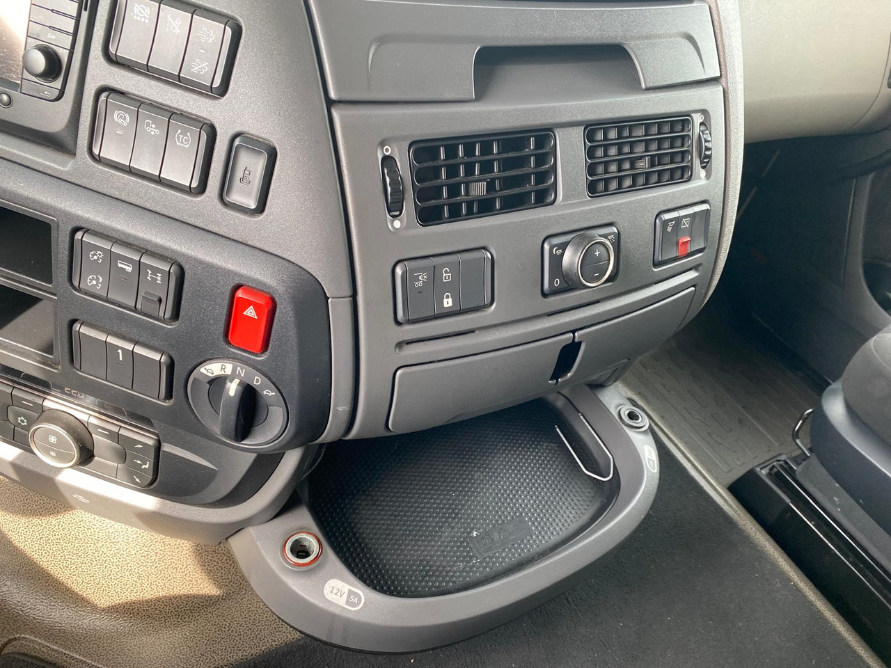 Sattelzugmaschine DAF XF 450: das Bild 13