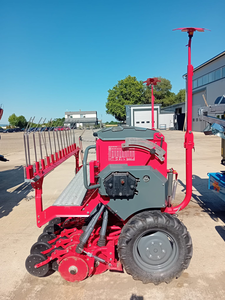 UNIA POLONEZ 550/3D - Sämaschine: das Bild 3 UNIA POLONEZ 550/3D - Sämaschine: das Bild 3