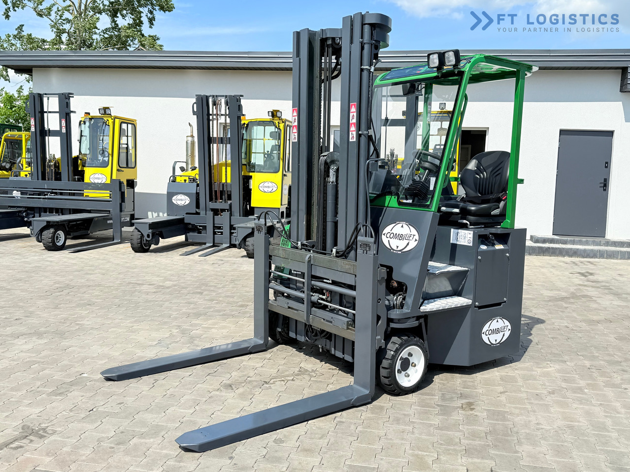 COMBILIFT CB2500 / DIESEL / EXTENDABLE FORKS / TRIPLEX / 5500MM / FREE LIFT / SIDE SHIFT / FORK POSITIONER / LIKE NEW - Vierwegstapler: das Bild 1 COMBILIFT CB2500 / DIESEL / EXTENDABLE FORKS / TRIPLEX / 5500MM / FREE LIFT / SIDE SHIFT / FORK POSITIONER / LIKE NEW - Vierwegstapler: das Bild 1