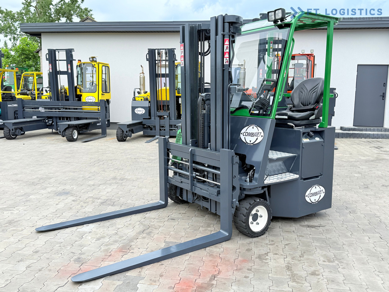 COMBILIFT CB3000 / DIESEL / TRIPLEX 4900MM / FREE LIFT / SIDESHIFT / FORK POSITIONER / 1500MM FORKS / LIKE NEW - Vierwegstapler: das Bild 1 COMBILIFT CB3000 / DIESEL / TRIPLEX 4900MM / FREE LIFT / SIDESHIFT / FORK POSITIONER / 1500MM FORKS / LIKE NEW - Vierwegstapler: das Bild 1