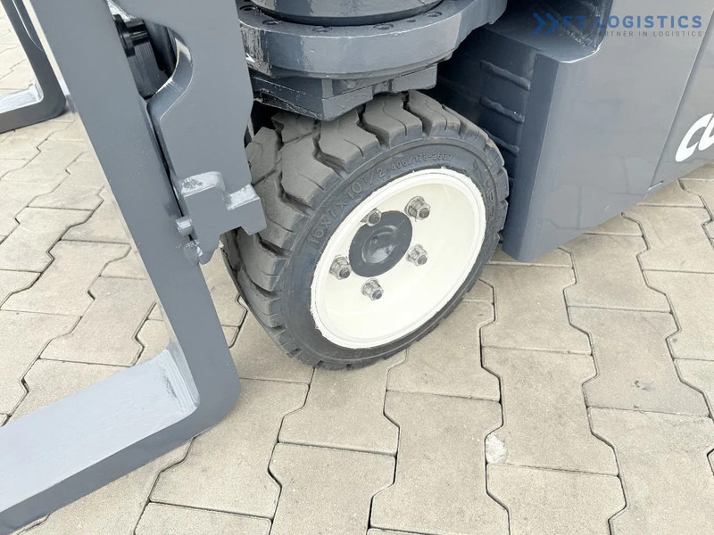 Combilift Combilift CBE2500 / TRIPLEX / 5500MM / FREE LIFT / ELECTRIC DRIVE / ONLY 2300 MTH / FORK POSITIONER / SIDE SHIFT / NEW TYRES / L - Vierwegstapler: das Bild 4 Combilift Combilift CBE2500 / TRIPLEX / 5500MM / FREE LIFT / ELECTRIC DRIVE / ONLY 2300 MTH / FORK POSITIONER / SIDE SHIFT / NEW TYRES / L - Vierwegstapler: das Bild 4