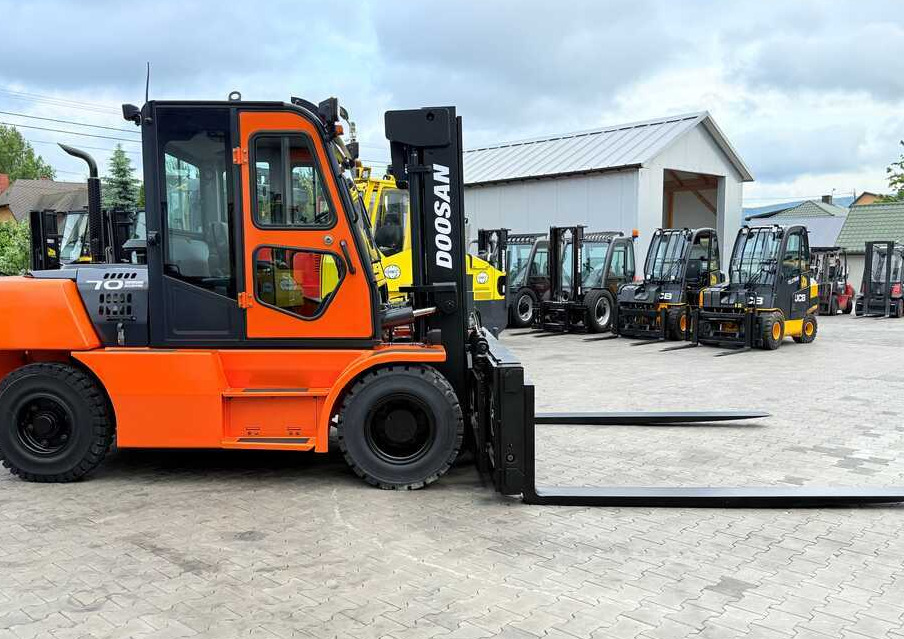 Doosan DOOSAN / DUPLEX 3000MM / SIDE SHIFT / FORK POSITIONER / 2500MM FORKS / 7000KG / CABIN / LIKE NEW - Dieselstapler: das Bild 4 Doosan DOOSAN / DUPLEX 3000MM / SIDE SHIFT / FORK POSITIONER / 2500MM FORKS / 7000KG / CABIN / LIKE NEW - Dieselstapler: das Bild 4