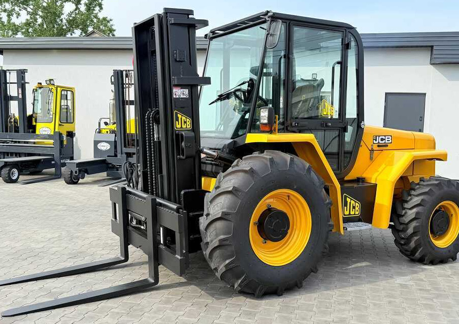 JCB 940 / DIESEL / TRIPLEX 4500MM / FORK POSITIONER / FORK SIDESHIFT / 4T / NEW TYRES / LIKE NEW - Geländestapler: das Bild 2 JCB 940 / DIESEL / TRIPLEX 4500MM / FORK POSITIONER / FORK SIDESHIFT / 4T / NEW TYRES / LIKE NEW - Geländestapler: das Bild 2
