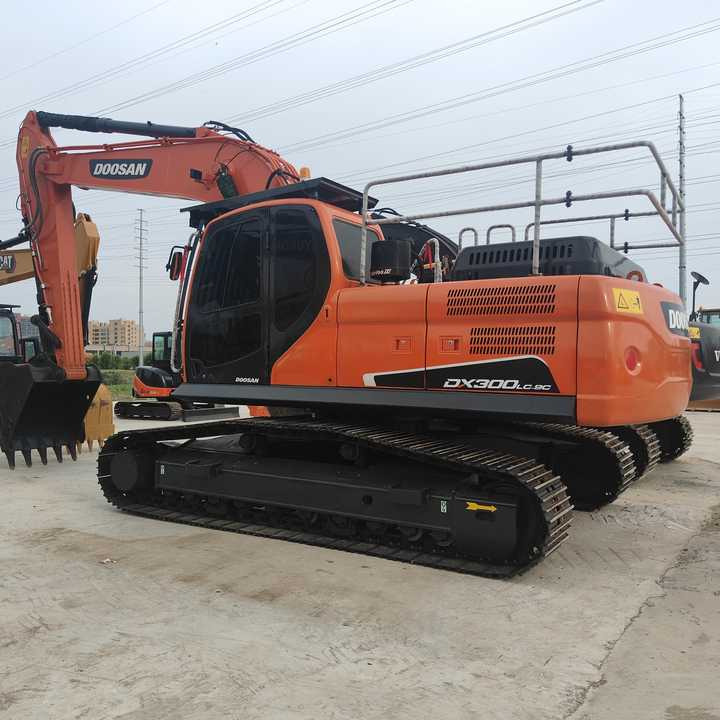 Used Digger DOOSAN DX300 Construction Machinery Construction Digger Used DOOSAN DX300 Cheap Excavator - Kettenbagger: das Bild 1 Used Digger DOOSAN DX300 Construction Machinery Construction Digger Used DOOSAN DX300 Cheap Excavator - Kettenbagger: das Bild 1