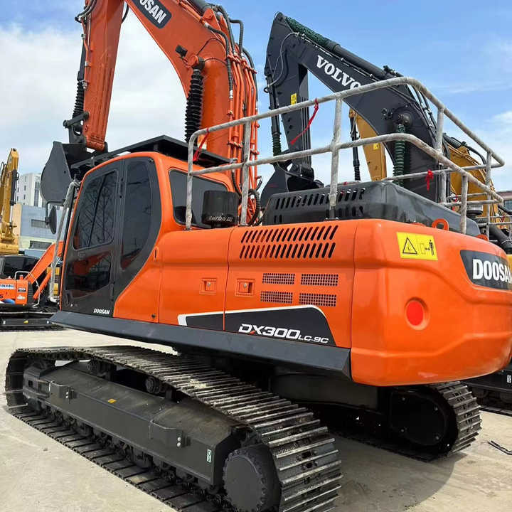 Used Digger DOOSAN DX300 Construction Machinery Construction Digger Used DOOSAN DX300 Cheap Excavator - Kettenbagger: das Bild 1 Used Digger DOOSAN DX300 Construction Machinery Construction Digger Used DOOSAN DX300 Cheap Excavator - Kettenbagger: das Bild 1