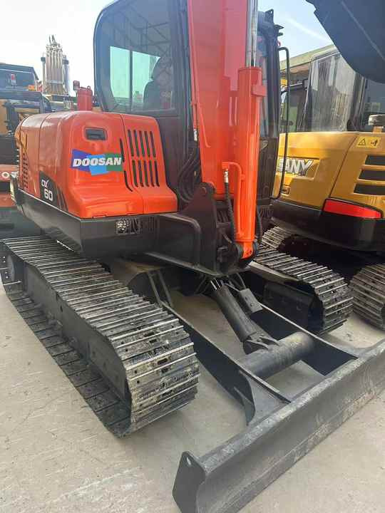 Used Digger DOOSAN DX60 Construction Machinery Construction Digger Used DOOSAN DX60 Cheap Excavator - Kettenbagger: das Bild 5 Used Digger DOOSAN DX60 Construction Machinery Construction Digger Used DOOSAN DX60 Cheap Excavator - Kettenbagger: das Bild 5