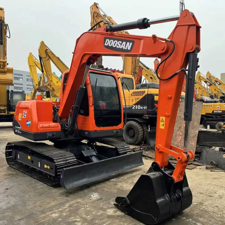 Used Digger DOOSAN DX75 Construction Machinery Construction Digger Used DOOSAN DX75 Cheap Excavator - Kettenbagger: das Bild 1 Used Digger DOOSAN DX75 Construction Machinery Construction Digger Used DOOSAN DX75 Cheap Excavator - Kettenbagger: das Bild 1