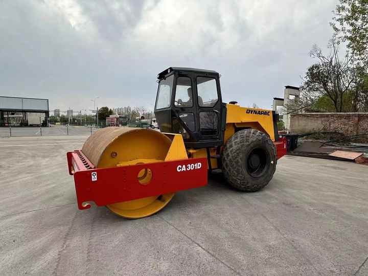 Used Dynapac CA301 Vibratory Roller with Less Working Time and Superior Performance Used Dynapac 251d/301D Roller for Sale - Straßenwalze: das Bild 3 Used Dynapac CA301 Vibratory Roller with Less Working Time and Superior Performance Used Dynapac 251d/301D Roller for Sale - Straßenwalze: das Bild 3