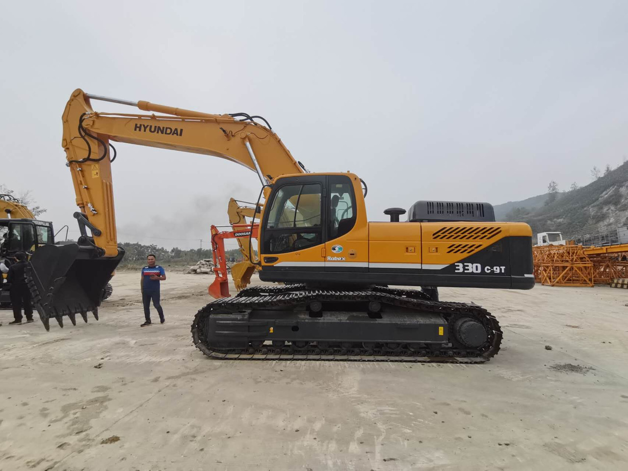 HYUNDAI R330LC-9T - Kettenbagger: das Bild 2 HYUNDAI R330LC-9T - Kettenbagger: das Bild 2