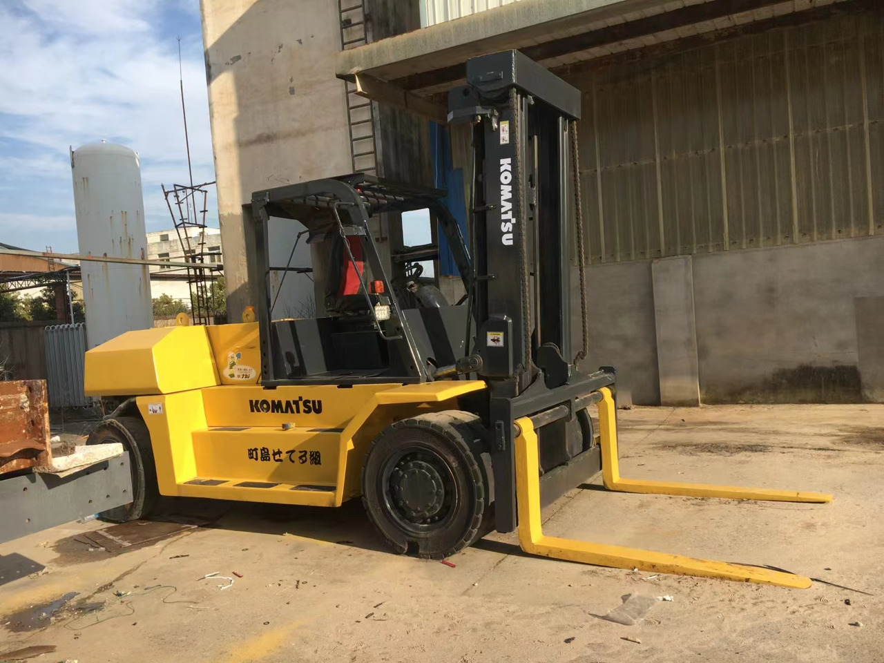 KOMATSU 15-ton - Dieselstapler: das Bild 1 KOMATSU 15-ton - Dieselstapler: das Bild 1