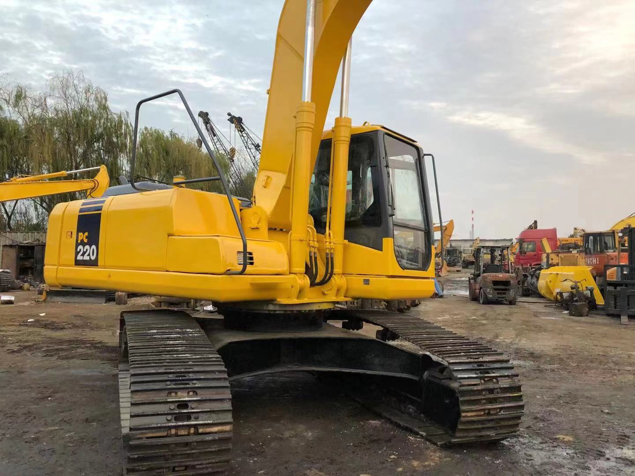 KOMATSU PC220-7 - Kettenbagger: das Bild 4 KOMATSU PC220-7 - Kettenbagger: das Bild 4
