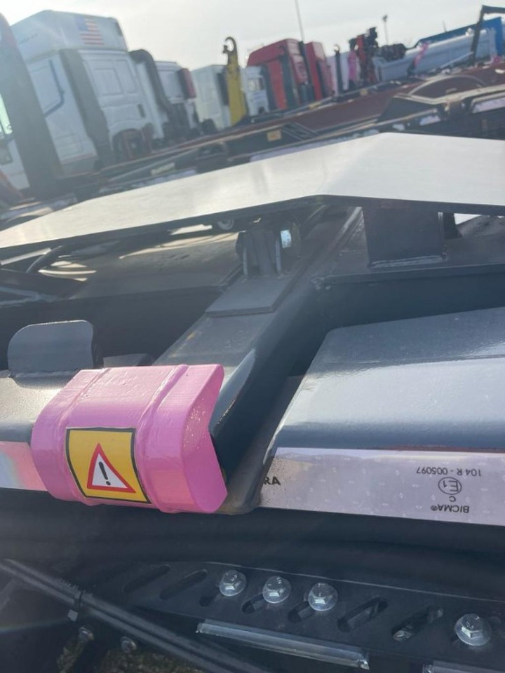 BLOCCAGGIO POSTERIORE ESTERNO - Rahmen/ Chassis für LKW: das Bild 1 BLOCCAGGIO POSTERIORE ESTERNO - Rahmen/ Chassis für LKW: das Bild 1