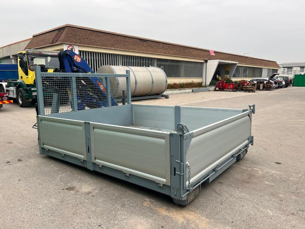 CONTAINER SCARRABILE NUOVO A PIANALE CON GRU - Abrollcontainer: das Bild 3 CONTAINER SCARRABILE NUOVO A PIANALE CON GRU - Abrollcontainer: das Bild 3