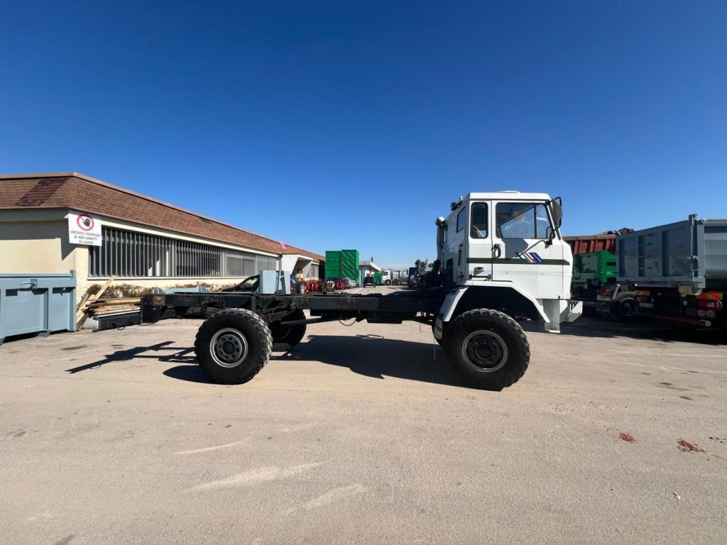 IVECO 100 4X4 BALESTRATO ANTERIORE E POSTERIO - Fahrgestell LKW: das Bild 4 IVECO 100 4X4 BALESTRATO ANTERIORE E POSTERIO - Fahrgestell LKW: das Bild 4