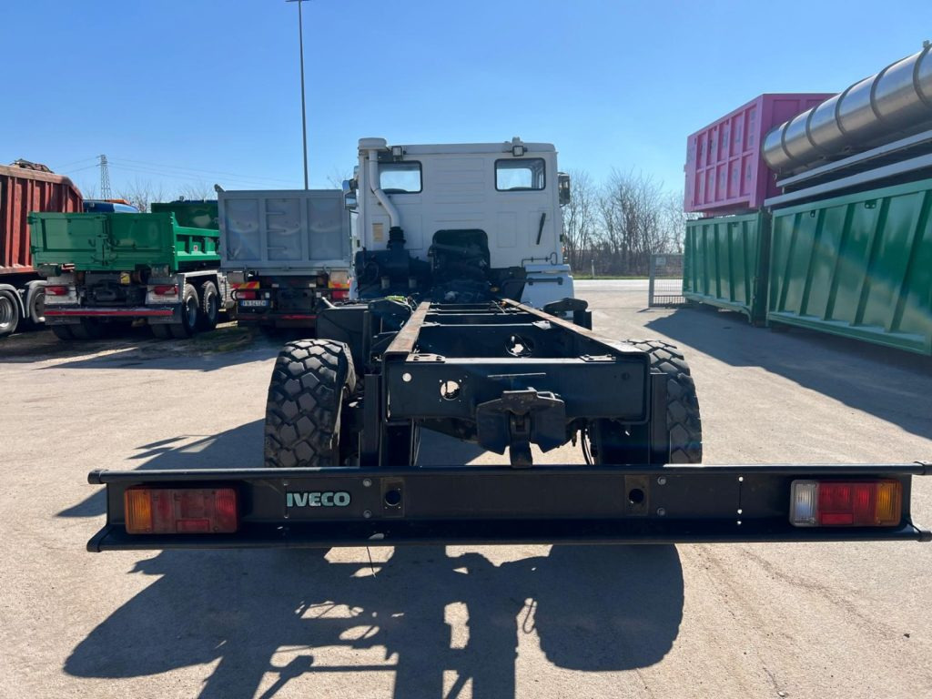 Fahrgestell LKW IVECO 100 4X4 BALESTRATO ANTERIORE E POSTERIO: das Bild 9