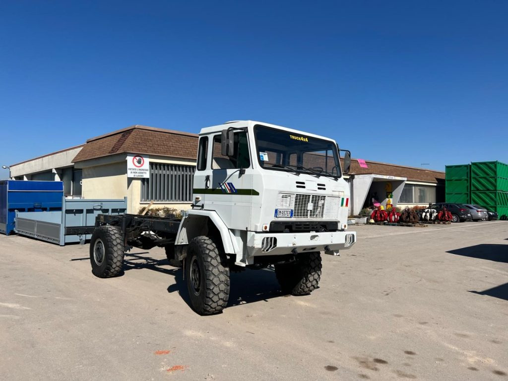 IVECO 100 4X4 BALESTRATO ANTERIORE E POSTERIO - Fahrgestell LKW: das Bild 2 IVECO 100 4X4 BALESTRATO ANTERIORE E POSTERIO - Fahrgestell LKW: das Bild 2