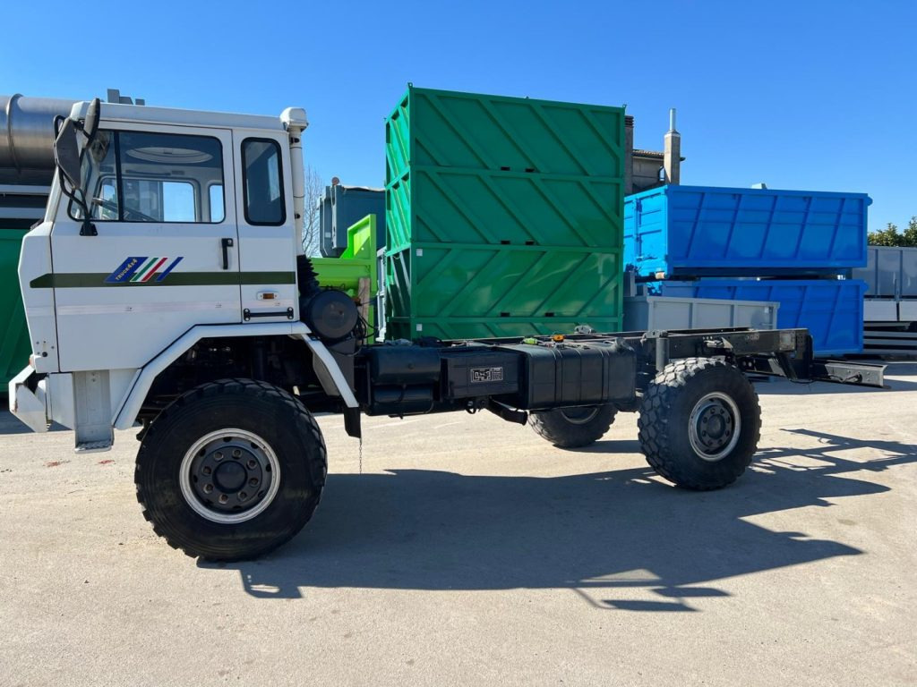 Fahrgestell LKW IVECO 100 4X4 BALESTRATO ANTERIORE E POSTERIO: das Bild 11