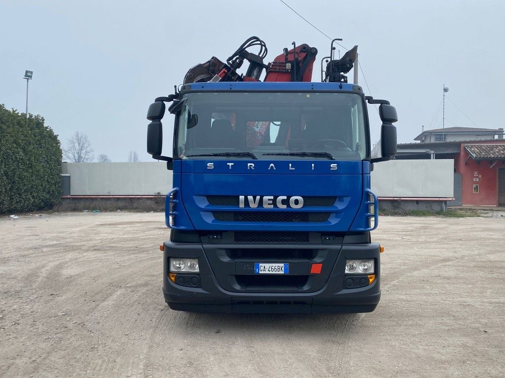 IVECO STRALIS 260.450 SCARRABILE CON GRU - Abrollkipper: das Bild 2 IVECO STRALIS 260.450 SCARRABILE CON GRU - Abrollkipper: das Bild 2