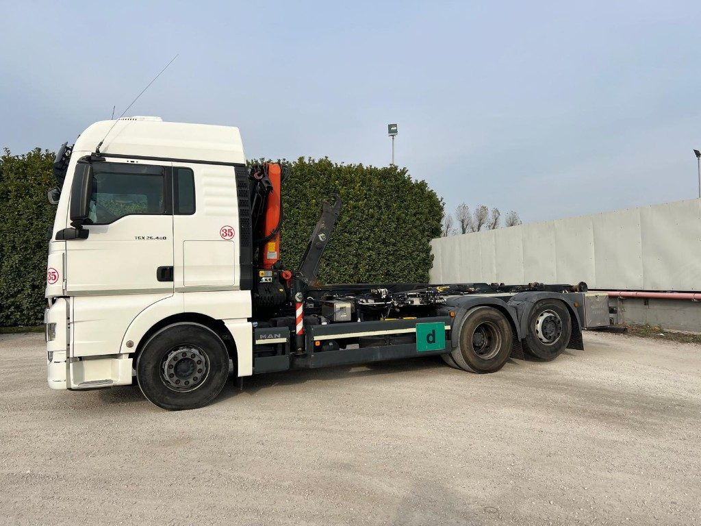 MAN TGX 26.480 SCARRABILE CON GRU DIETRO CABINA - Abrollkipper: das Bild 2 MAN TGX 26.480 SCARRABILE CON GRU DIETRO CABINA - Abrollkipper: das Bild 2