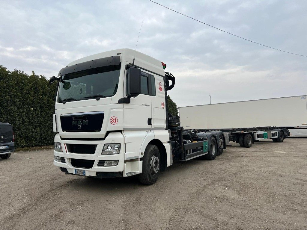MAN TGX 26.480 SCARRABILE CON GRU - Abrollkipper: das Bild 1 MAN TGX 26.480 SCARRABILE CON GRU - Abrollkipper: das Bild 1