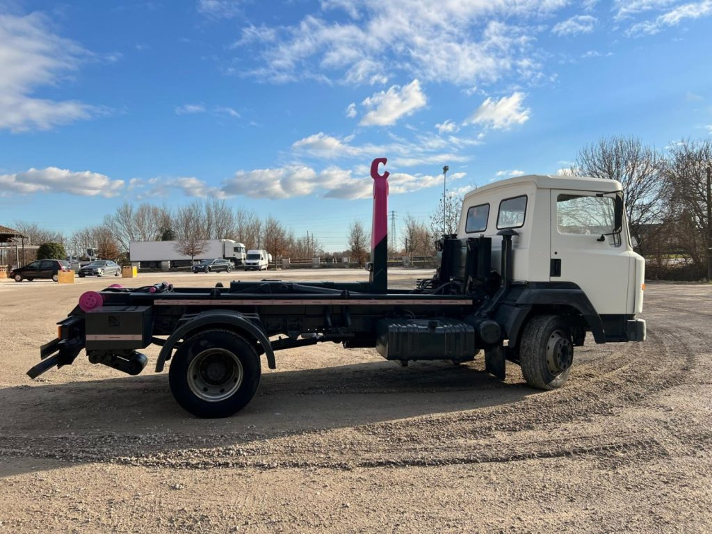 NISSAN 130/115 SCARRABILE - Abrollkipper: das Bild 5 NISSAN 130/115 SCARRABILE - Abrollkipper: das Bild 5