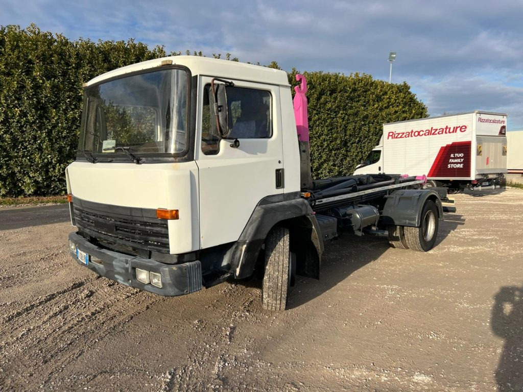 NISSAN 130/115 SCARRABILE - Abrollkipper: das Bild 1 NISSAN 130/115 SCARRABILE - Abrollkipper: das Bild 1