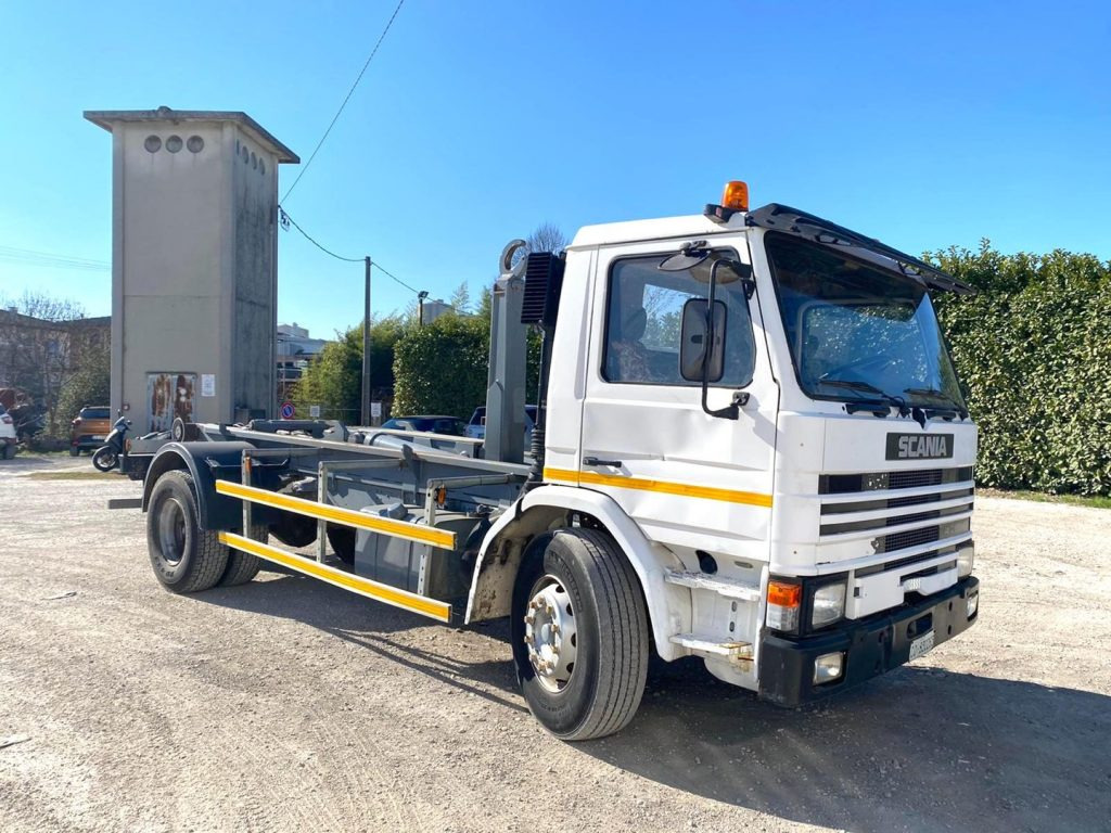 SCANIA H82 SCARRABILE BALESTRATO ANTERIORE E POSTE - Abrollkipper: das Bild 1 SCANIA H82 SCARRABILE BALESTRATO ANTERIORE E POSTE - Abrollkipper: das Bild 1