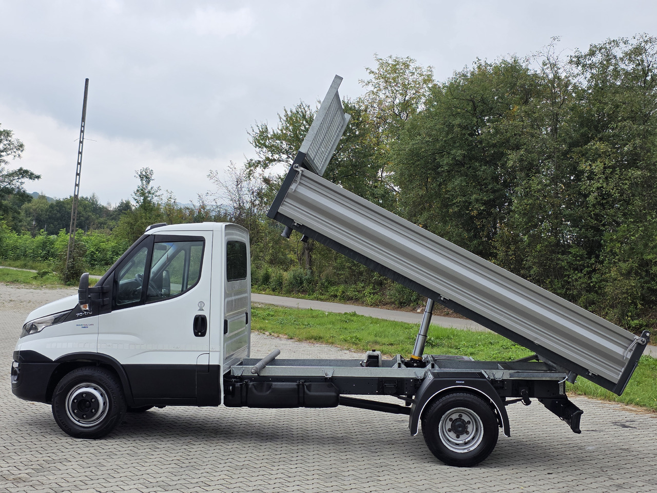 IVECO Daily 70c-17 Wywrotka 3.80 M ! Kiper 3-Stronny ! Klima ! 3.0 HPI * 170 Hp ! Super Stan ! Z Włoch ! - Kipper Transporter: das Bild 4 IVECO Daily 70c-17 Wywrotka 3.80 M ! Kiper 3-Stronny ! Klima ! 3.0 HPI * 170 Hp ! Super Stan ! Z Włoch ! - Kipper Transporter: das Bild 4
