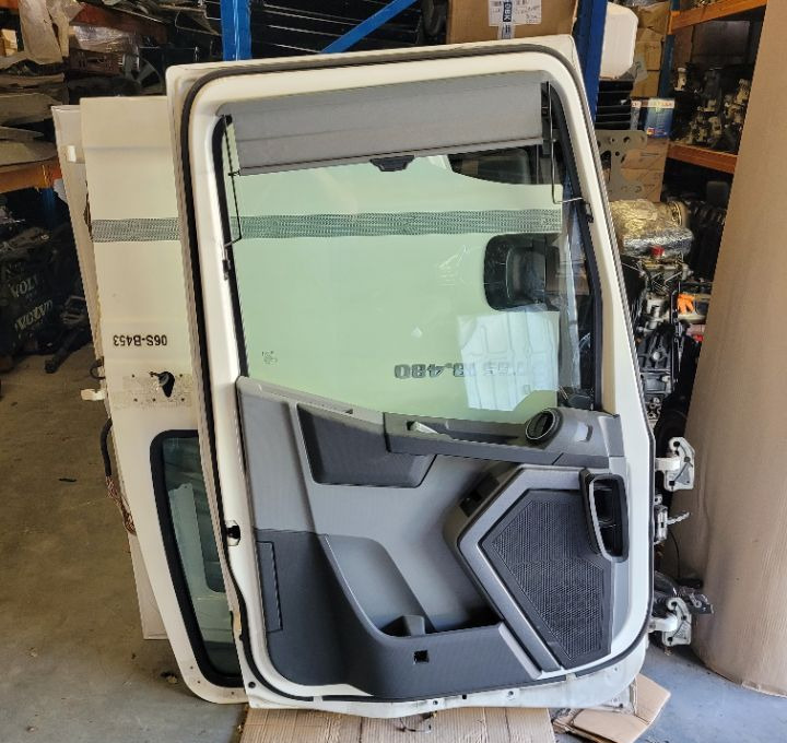 DRZWI LEWE RENAULT RANGE T GAMA - Karosserie und Außen für LKW: das Bild 4 DRZWI LEWE RENAULT RANGE T GAMA - Karosserie und Außen für LKW: das Bild 4