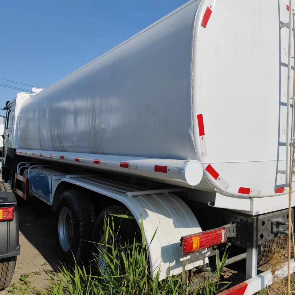 SINOTRUK HOWO 371 Fuel Tanker Truck Reliable Tanker Vehicle - Tankwagen: das Bild 5 SINOTRUK HOWO 371 Fuel Tanker Truck Reliable Tanker Vehicle - Tankwagen: das Bild 5