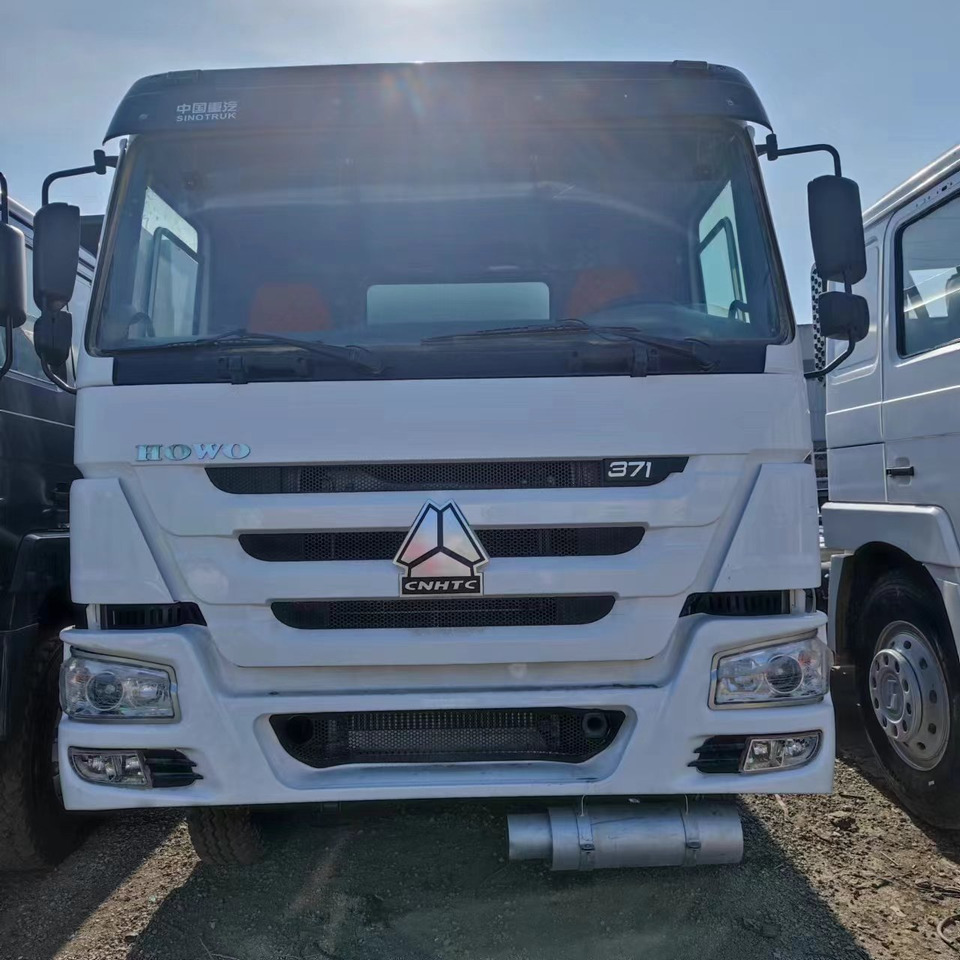 SINOTRUK HOWO 371 Fuel Tanker Truck Reliable Tanker Vehicle - Tankwagen: das Bild 2 SINOTRUK HOWO 371 Fuel Tanker Truck Reliable Tanker Vehicle - Tankwagen: das Bild 2