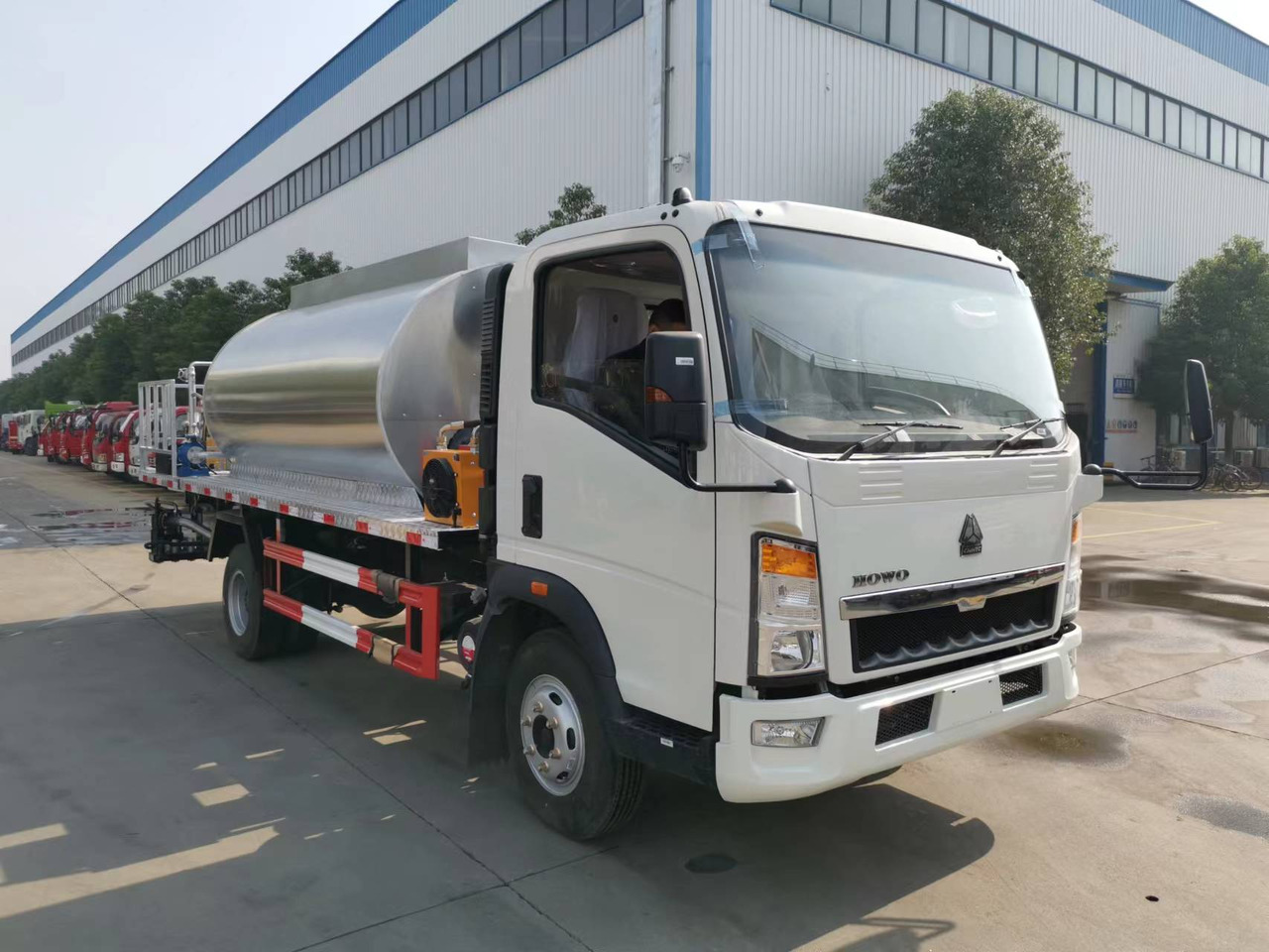SINOTRUK HOWO CLICK HERE FOR DISCOUNT - Bitumenspritzmaschine: das Bild 1 SINOTRUK HOWO CLICK HERE FOR DISCOUNT - Bitumenspritzmaschine: das Bild 1