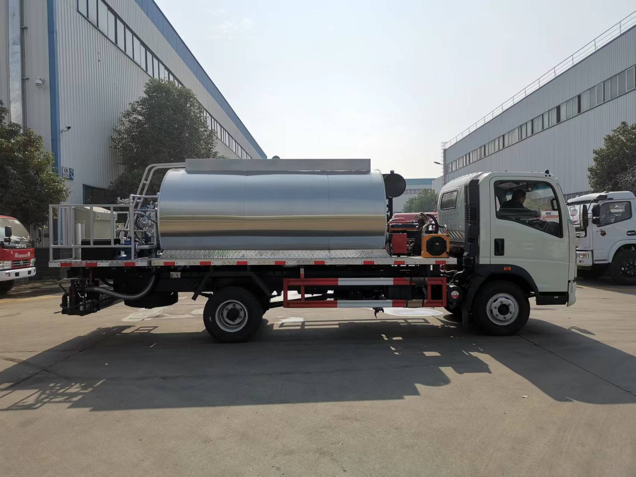 SINOTRUK HOWO CLICK HERE FOR DISCOUNT - Bitumenspritzmaschine: das Bild 3 SINOTRUK HOWO CLICK HERE FOR DISCOUNT - Bitumenspritzmaschine: das Bild 3