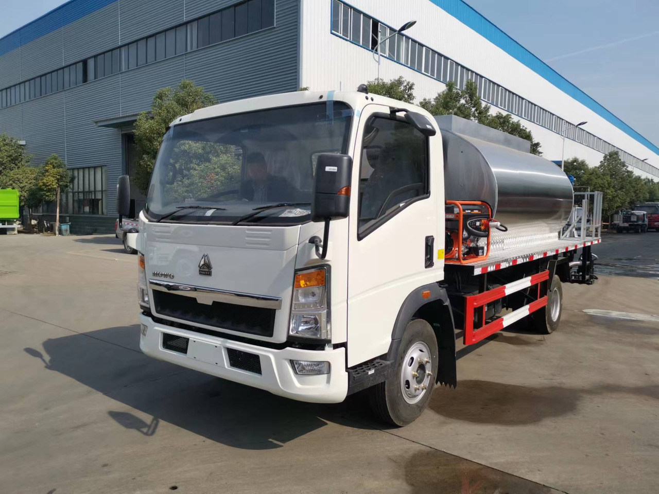 SINOTRUK HOWO CLICK HERE FOR DISCOUNT - Bitumenspritzmaschine: das Bild 2 SINOTRUK HOWO CLICK HERE FOR DISCOUNT - Bitumenspritzmaschine: das Bild 2
