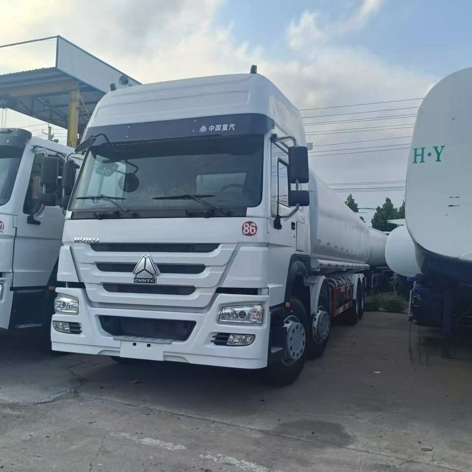 SINOTRUK Howo 371 Fuel Tanker Click Here For DISCOUNT - Tankwagen: das Bild 2 SINOTRUK Howo 371 Fuel Tanker Click Here For DISCOUNT - Tankwagen: das Bild 2