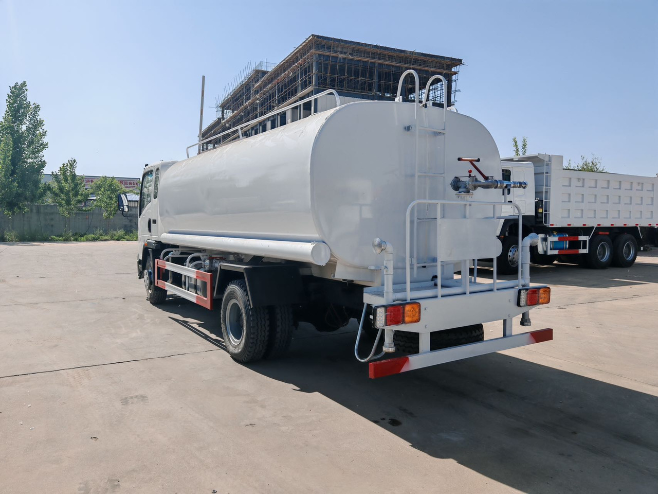 SINOTRUK Howo Water Tanker Click Here For DISCOUNT - Tankwagen: das Bild 4 SINOTRUK Howo Water Tanker Click Here For DISCOUNT - Tankwagen: das Bild 4