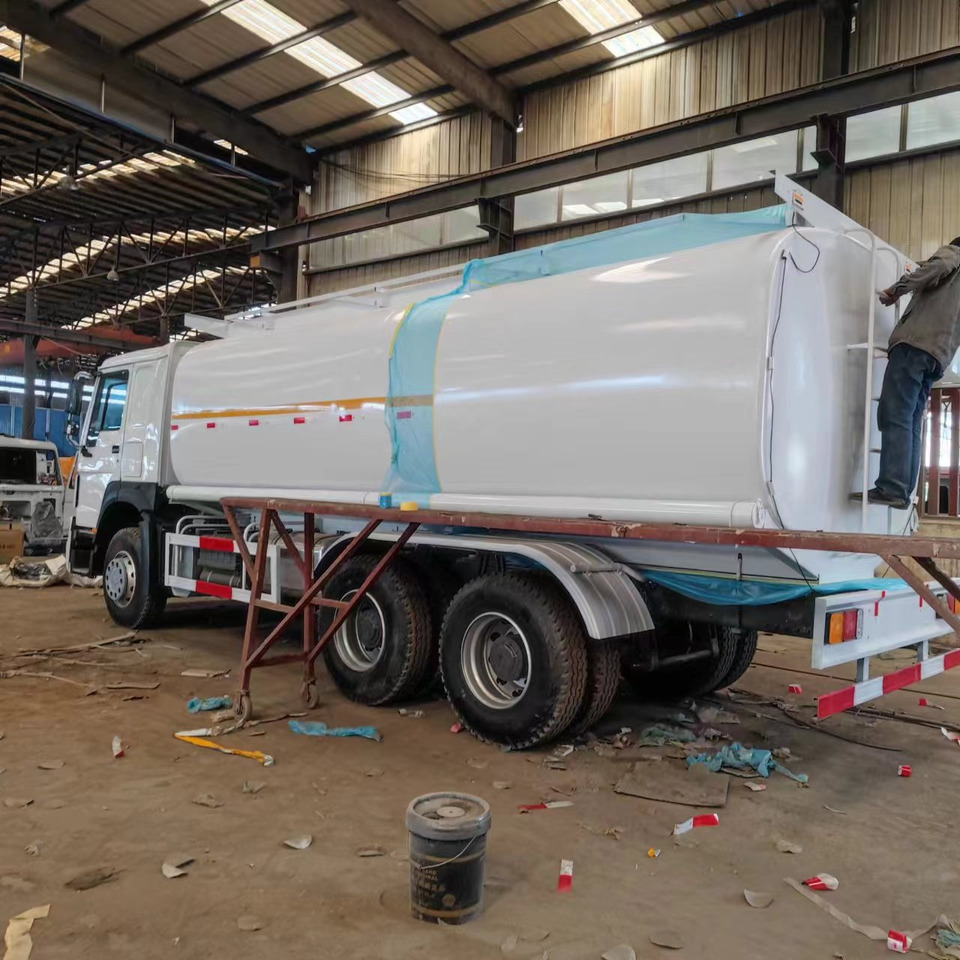 Sinotruck HOWO 371 Fuel Tanker Large Capacity Fuel Vehicle - Tankwagen: das Bild 4 Sinotruck HOWO 371 Fuel Tanker Large Capacity Fuel Vehicle - Tankwagen: das Bild 4
