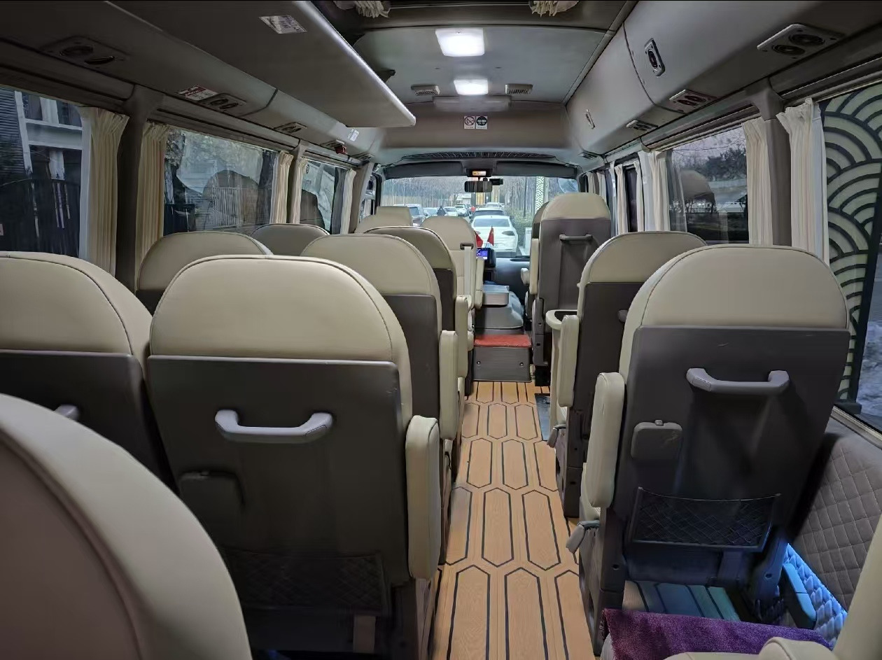 TOYOTA White Mini Bus Click Here for Discount - Reisebus: das Bild 2 TOYOTA White Mini Bus Click Here for Discount - Reisebus: das Bild 2