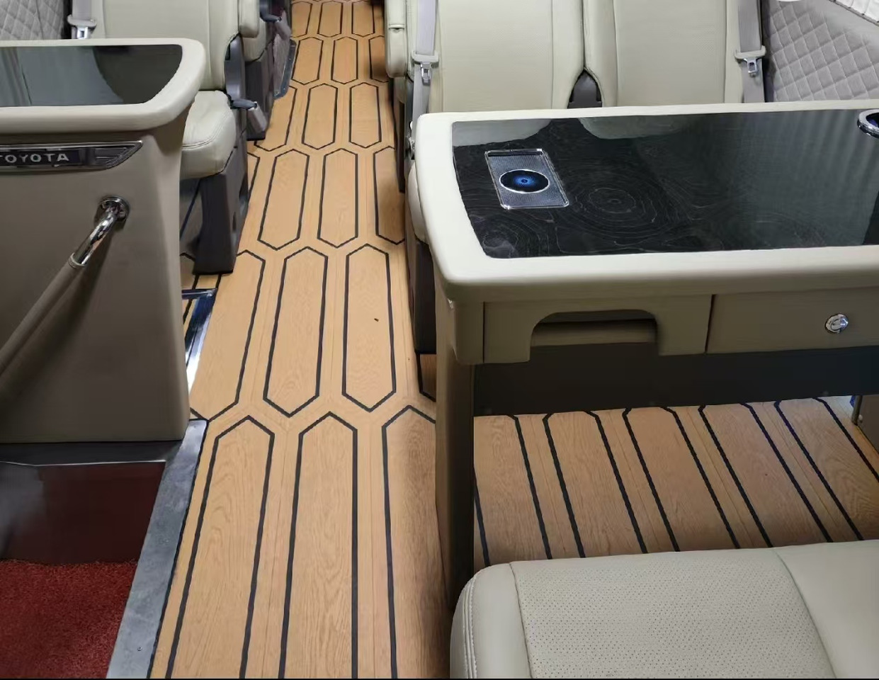 TOYOTA White Mini Bus Click Here for Discount - Reisebus: das Bild 4 TOYOTA White Mini Bus Click Here for Discount - Reisebus: das Bild 4