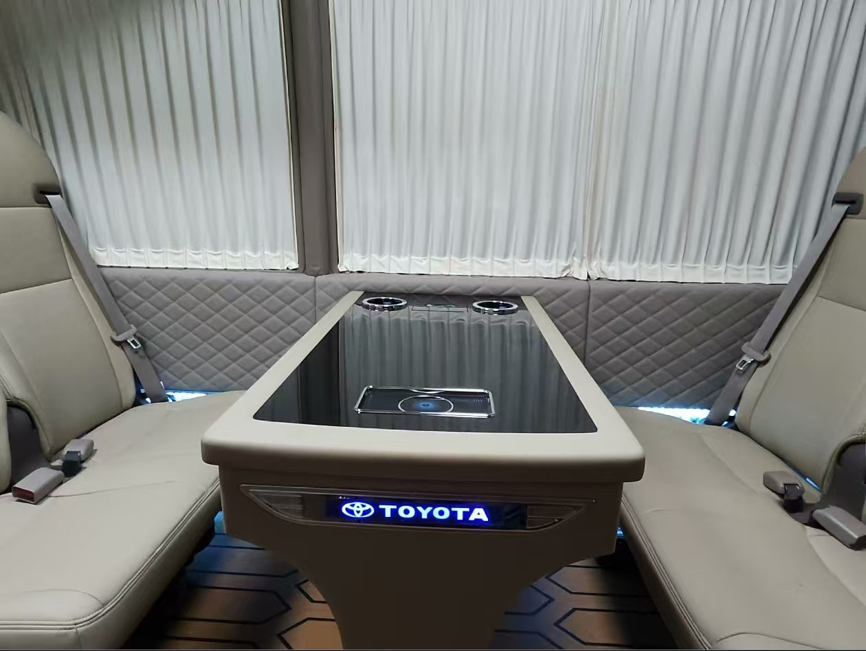 TOYOTA White Mini Bus Click Here for Discount - Reisebus: das Bild 3 TOYOTA White Mini Bus Click Here for Discount - Reisebus: das Bild 3