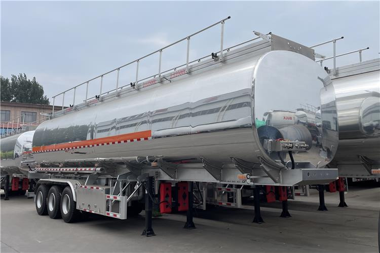 TITAN 3 Axle 45000 L Aluminum Fuel Tanker Trailer for Sale In Zimbabwe - Tankauflieger: das Bild 2 TITAN 3 Axle 45000 L Aluminum Fuel Tanker Trailer for Sale In Zimbabwe - Tankauflieger: das Bild 2
