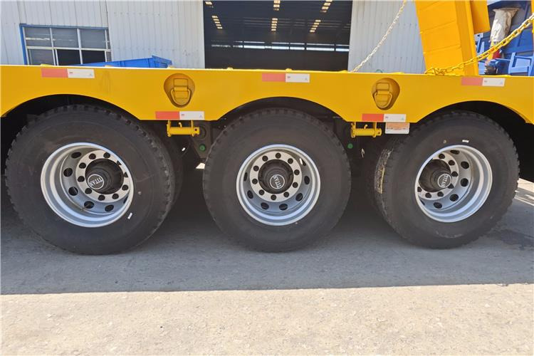 TITAN 40ft Low Bed Trailer with Hydraulic Folding Ladder for Sale In Malawi - Tieflader Auflieger: das Bild 4 TITAN 40ft Low Bed Trailer with Hydraulic Folding Ladder for Sale In Malawi - Tieflader Auflieger: das Bild 4