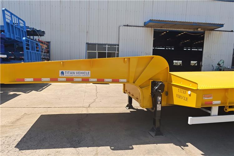 TITAN 40ft Low Bed Trailer with Hydraulic Folding Ladder for Sale In Malawi - Tieflader Auflieger: das Bild 3 TITAN 40ft Low Bed Trailer with Hydraulic Folding Ladder for Sale In Malawi - Tieflader Auflieger: das Bild 3